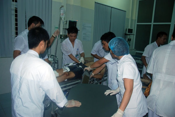 
	
	Lực lượng cứu hộ đã đến hiện trường và đưa được 17 nạn nhân đi cấp cứu tại bệnh viện ở TP Lào Cai.